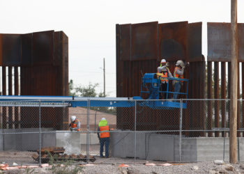 EEUU empieza a reforzar el muro fronterizo entre el desaliento de los migrantes en México