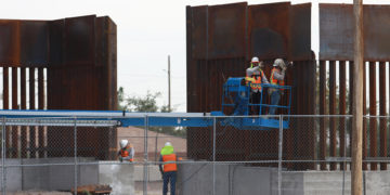EEUU empieza a reforzar el muro fronterizo entre el desaliento de los migrantes en México