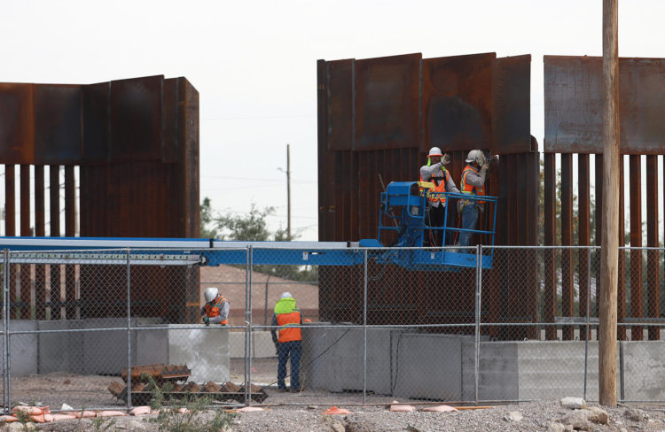 Trabajadores refuerzan el muro fronterizo el 10 de octubre de 2023, en ciudad Juárez en el estado de Chihuahua (México). EFE/Luis Torres