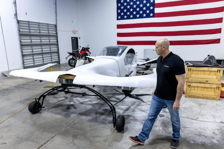 El fundador y director ejecutivo de Doroni Aerospace, Doron Merdinger, comprueba el prototipo de su avión eléctrico de despegue y aterrizaje vertical (eVOLT). EFE/EPA/CRISTÓBAL HERRERA-ULASHKEVICH