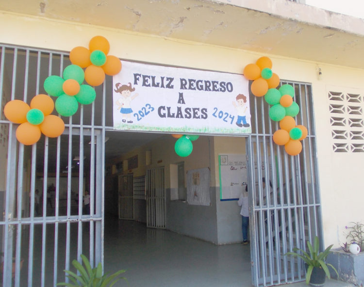 Bienvenidos dicen docentes y alumnos de la Diego Bustillos.