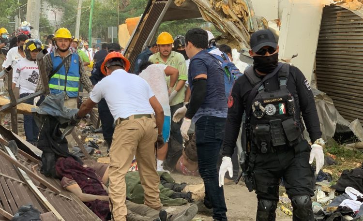 Rescatistas y autoridades trabajan hoy en la zona del accidente de un camión donde viajaban migrantes. Imagen de archivo. EFE/Carlos López
