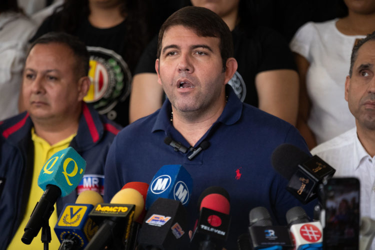 El precandidato a la presidencia de Venezuela en las elecciones primarias opositoras Carlos Prosperi (c) fue registrado el pasado el 17 de octubre, durante una rueda de prensa, en Caracas (Venezuela). EFE/Rayner Peña