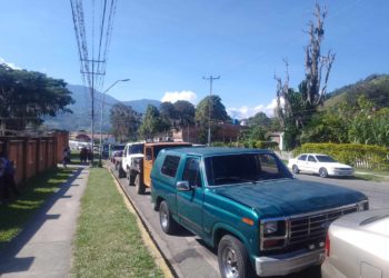 Dos semanas esperando por combustible en Boconó