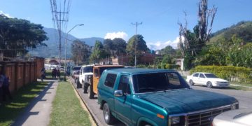Dos semanas esperando por combustible en Boconó