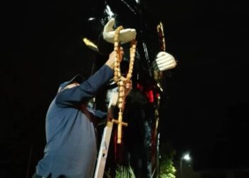 Bomberos de Boconó obsequian camándula a estatua del beato Dr. José Gregorio Hernández