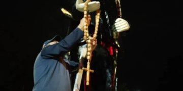 Bomberos de Boconó obsequian camándula a estatua del beato Dr. José Gregorio Hernández