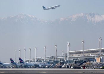 Controladores aéreos de Chile anuncian una paralización desde mañana en todo el país