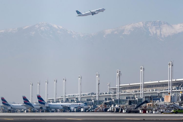Vista de la operación del aeropuerto Internacional Arturo Merino Benítez de Santiago (Chile), en una fotografía de archivo. EFE/ Alberto Valdés