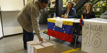 Venezolanos en Bogotá votan en las primarias entre la idea de cambio y la apatía