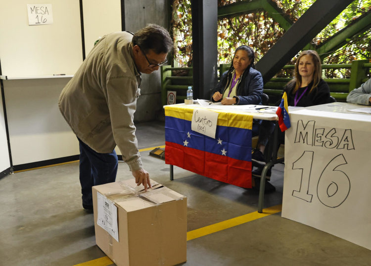 Ciudadanos venezolanos votan en las elecciones primarias en las que se elegirá el candidato opositor que se enfrente al chavismo en las presidenciales de 2024 en Corferias en Bogotá (Colombia). EFE/ Mauricio Dueñas Castañeda