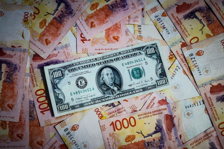 Fotografía de archivo de comparativa de billetes de pesos argentinos con un billete de 100 dolares estadounidenses. EFE/ Juan Ignacio Roncoroni