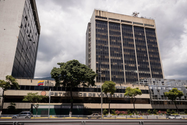 Fotografía de archivo, tomada el pasado 16 de octubre, en la que se registró una tomada general del edificio sede de la empresa estatal Petróleos de Venezuela (PDVSA), en Caracas (Venezuela). EFE/Rayner Peña