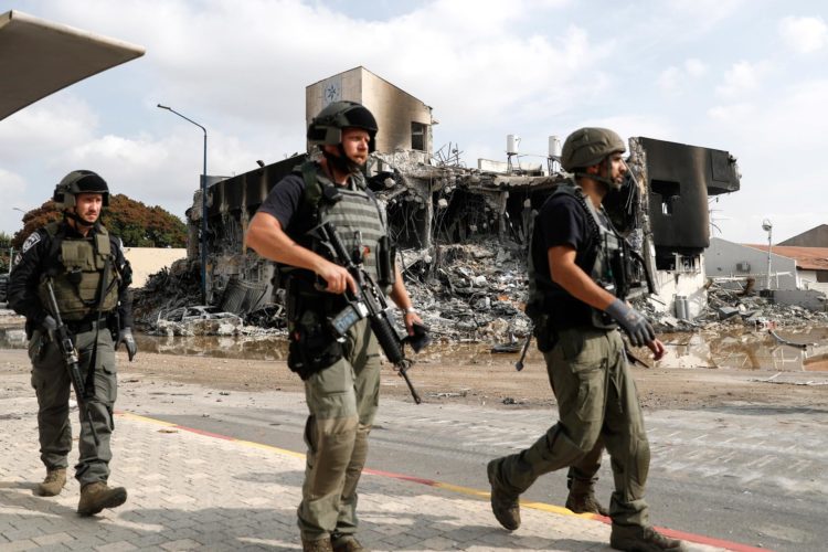 Soldados israelíes caminan frente a la destruida comisaría de policía que estaba controlada por militantes de Hamás en la ciudad sureña de Sderot, cerca de la frontera con Gaza. EFE/EPA/ATEF SAFADI