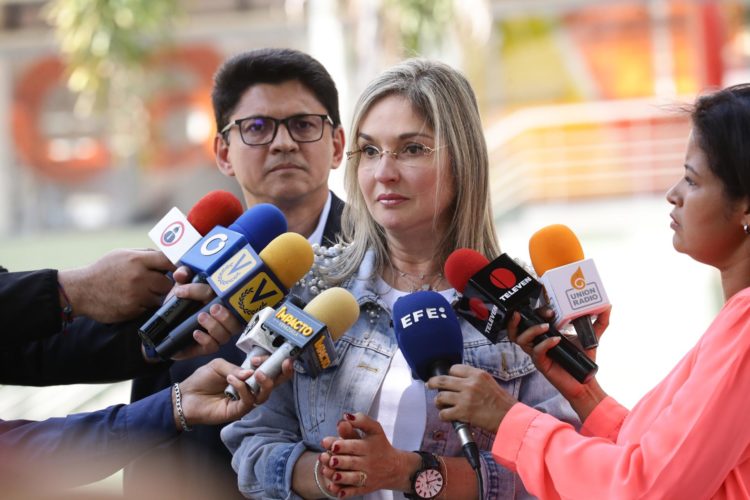 Gloria Pinto, candidata independiente a las primarias de la oposición en Venezuela, fue registrada este miércoles, 18 de octubre, durante una rueda de prensa, en Caracas (Venezuela). EFE/Rayner Peña