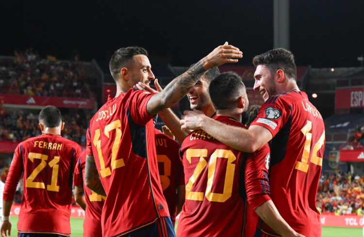 El delantero de la selección española, Joselu (i), celebra con sus compañeros un gol del combinado español en foto de archivo de Miguel Ángel Molina. EFE