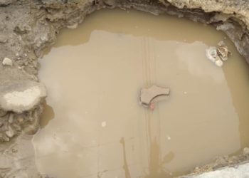 Tremendo hueco abrieron en sector de Valmore Rodríguez para arreglar bote de agua