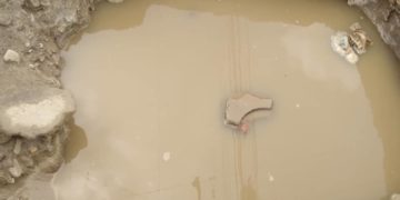 Tremendo hueco abrieron en sector de Valmore Rodríguez para arreglar bote de agua