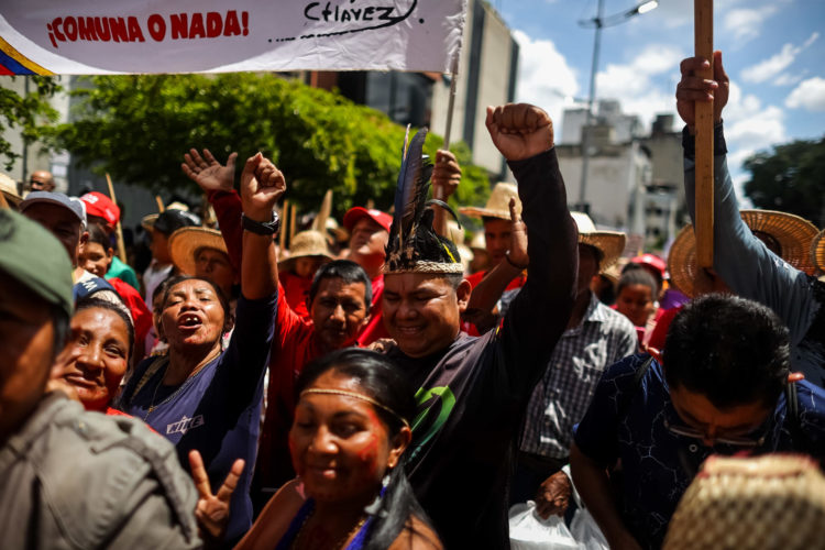 Manifestantes participan en una marcha con motivo del "Día de la Resistencia Indígena" hoy, en Caracas (Venezuela). EFE/ Miguel Gutiérrez