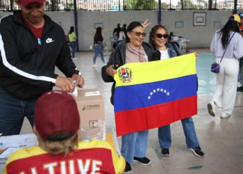 Miles de venezolanos acuden a las urnas en Perú para elegir al líder de la oposición
