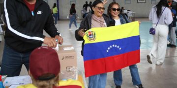 Miles de venezolanos acuden a las urnas en Perú para elegir al líder de la oposición