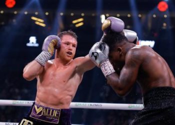 «Canelo» Álvarez derrotó por decisión a Jermell Charlo y retuvo títulos de campeón indiscutido