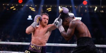 «Canelo» Álvarez derrotó por decisión a Jermell Charlo y retuvo títulos de campeón indiscutido
