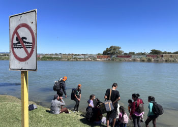 «Qué vamos a hacer acá»: las restricciones no paran a los migrantes en la frontera con EE.UU.
