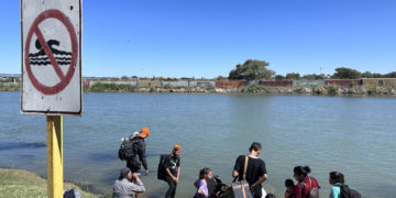 «Qué vamos a hacer acá»: las restricciones no paran a los migrantes en la frontera con EE.UU.