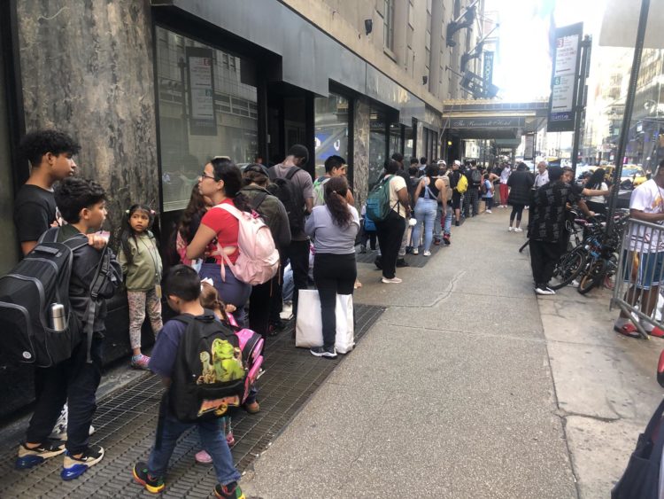 Inmigrantes hacen fila para ser atendidos en el Hotel Roosevelt, en Nueva York (Estados Unidos). EFE/Javier Otazu