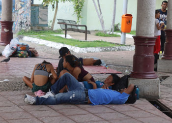 Migrantes y ONG impulsan censo para pedir papeles que les permitan transitar por México