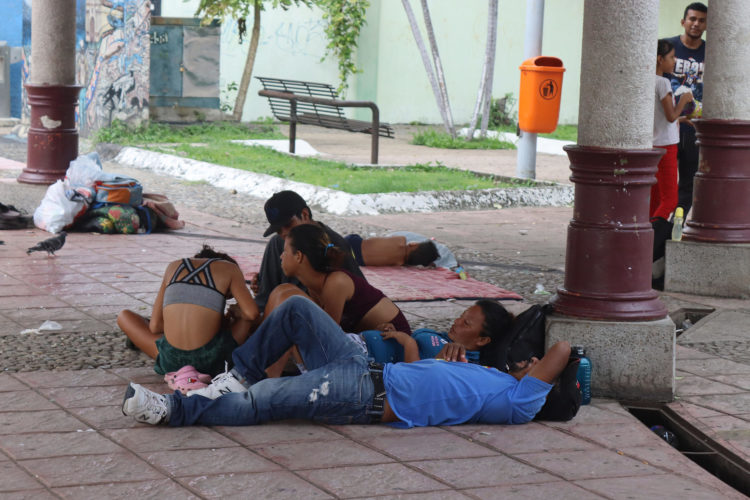 Migrantes permanecen en un parque público hoy, en Tapachula (México). EFE/ Juan Manuel Blanco