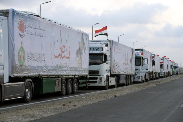 Camiones con ayuda humanitaria se acumulan en la frontera de Egipto con la Franja de Gaza. EFE/EPA/KHALED ELFIQI