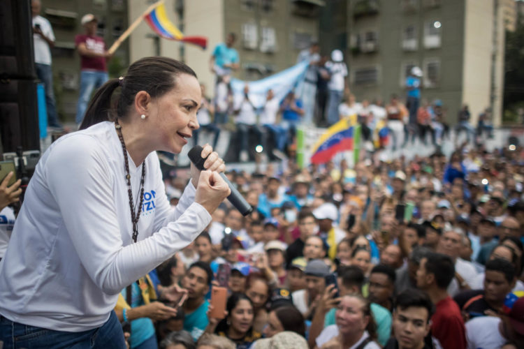 María Corina Machado habla ante una multitud de personas durante una jornada de campaña electoral, el 28 de septiembre de 2023, en Maracay (Venezuela). EFE/ Miguel Gutiérrez