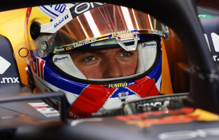 Lusail (Qatar), 06/10/2023.- El neerlandés Max Verstappen, de Red Bull, que está a punto de coronarse campeón del mundo de F1 por tercer año consecutivo, durante el primer y único entrenamiento libre del Gran Premio de Qatar, en el circuito de Lusail. EFE/EPA/ALI HAIDER