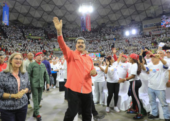 Nicolás Maduro destinará ingresos extraordinarios de Venezuela a organizaciones comunales
