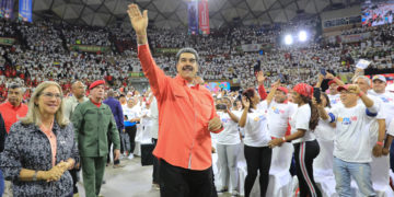 Nicolás Maduro destinará ingresos extraordinarios de Venezuela a organizaciones comunales