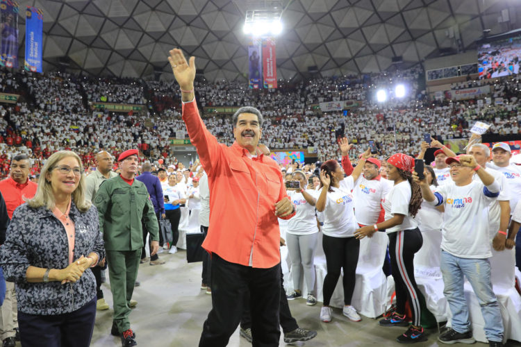 Fotografía cedida por Prensa Miraflores donde se observa al presidente venezolano, Nicolás Maduro, en un acto de gobierno, en Caracas (Venezuela). EFE/Prensa Miraflores