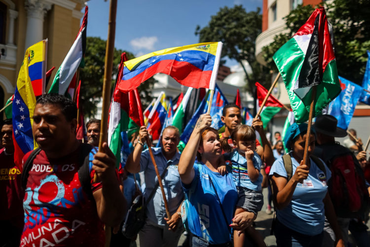 Personas se manifiestan hoy en apoyo al pueblo palestino, en Caracas (Venezuela). EFE/ MIGUEL GUTIÉRREZ