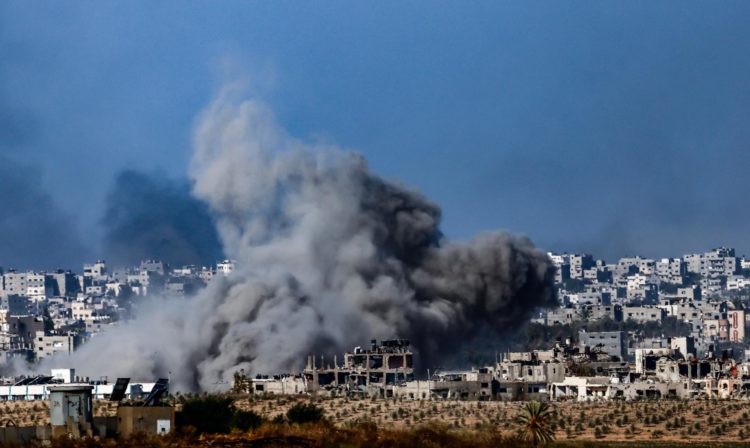 Una nube de humo se levanta de una zona del norte de la Franja de Gaza como consecuencia de un ataque aéreo del Ejército israelí, el 30 de octubre de 2023. EFE/EPA/Hannibal Hanschke