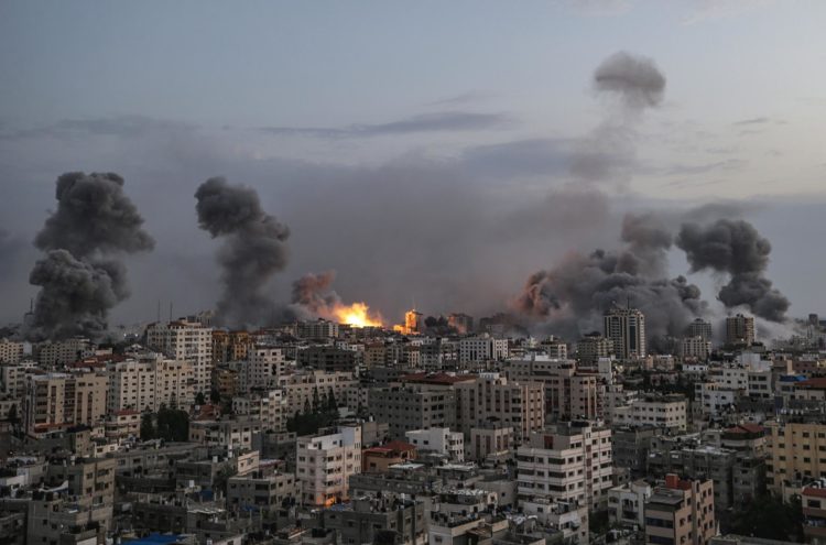 Edificios de Gaza en llamas por los bombardeos de Israel. EFE/EPA/MOHAMMED SABER