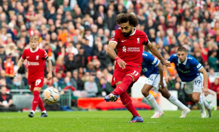 El jugador del Liverpool Mohamed Salah logra, de penalti, el primer gol del partido en el derbi que han jugado Liverpool y Everton en Liverpool, Reino Unido. EFE/EPA/PETER POWELL