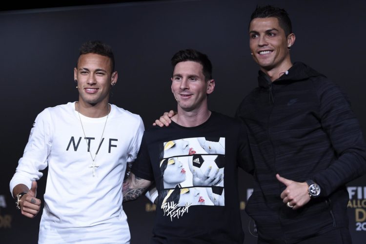 El brasileño Neymar, el argentino Leo Messi y el portugués Cristiano Ronaldo, en una foto de archivo como candidatos al FIFA Balón de Oro de 2015. EFE/Valeriano Di Domenico