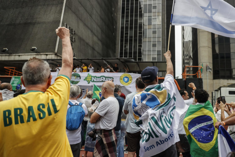Personas participan hoy en la marcha contra el aborto en la avenida Paulista, en la ciudad de Sao Paulo (Brasil). EFE/SEBASTIÃO MOREIRA