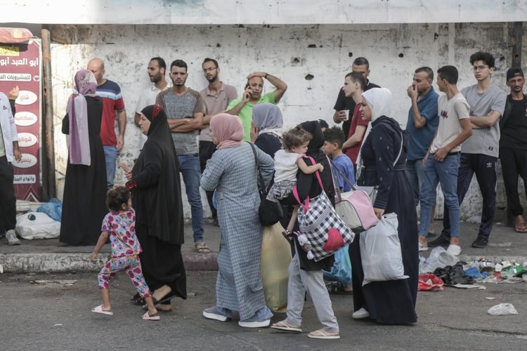 Palestinos de la ciudad de Gaza comienzan a evacuar tras una advertencia israelí sobre un aumento de las operaciones militares en la franja de Gaza, el 13 de octubre de 2023. EFE/EPA/HAITHAM IMAD