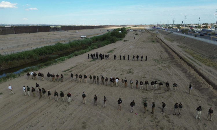 Integrantes del Instituto Nacional de Migración realizan un operativo, el 3 de octubre de 2023, frente a la puerta 23, del muro fronterizo en Ciudad Juárez, en Chihuahua (México). EFE/Luis Torres