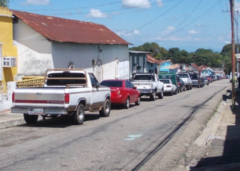 No cesan las largas colas para comprar gasolina en Betijoque