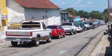 No cesan las largas colas para comprar gasolina en Betijoque