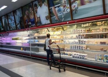 Los venezolanos requieren 133 salarios mínimos para costear la canasta básica, según una ONG