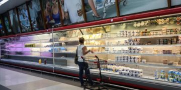 Los venezolanos requieren 133 salarios mínimos para costear la canasta básica, según una ONG